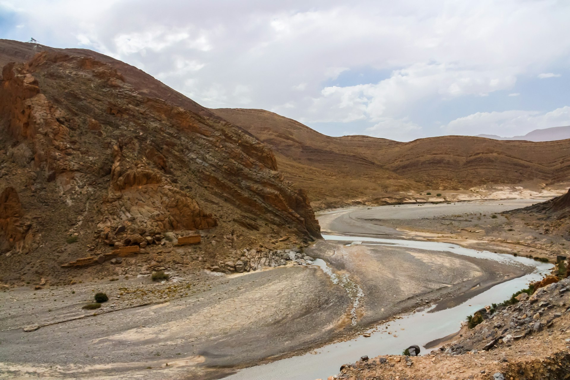 a river running through a valley surrounded by mountains